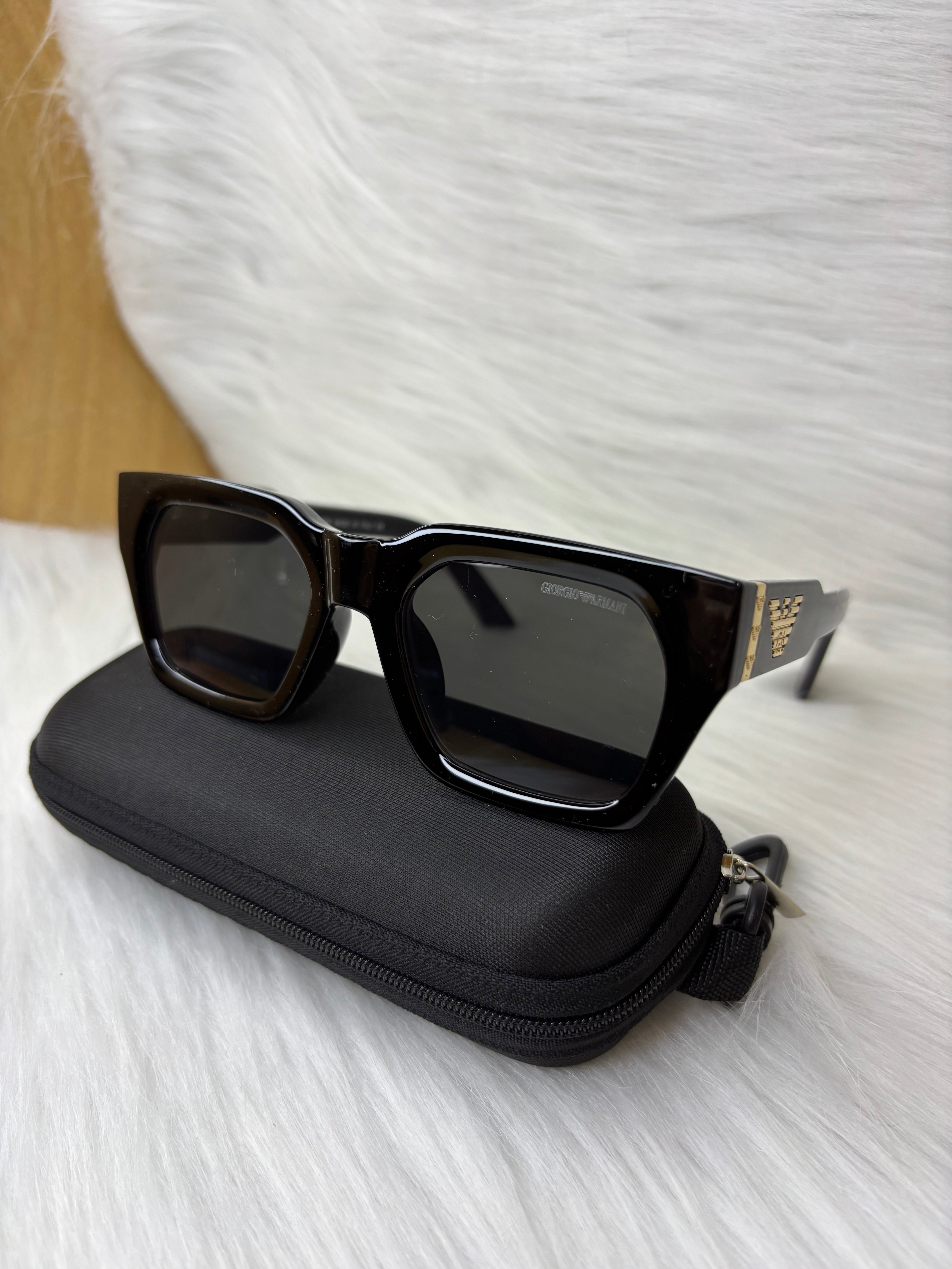 Giorgio Armani carrée noire